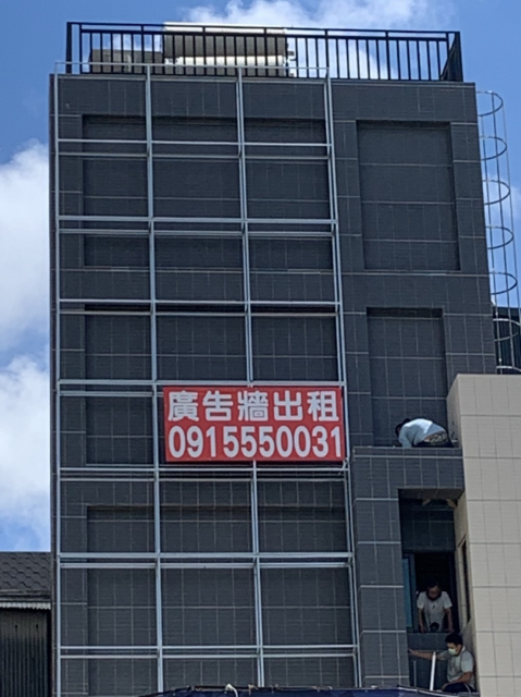 忠義路府前路口戶外看板